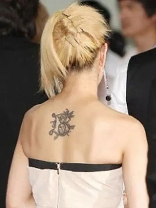 BoA mempunyai tato berbentuk huruf B di punggungnya. Itu merupakan inisial dari namanya. (Foto: koreaboo.com)