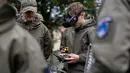 Seorang mahasiswa bernama Bartosz Ladocha mengenakan kacamata khusus untuk mengendalikan drone FPV (first-person-view) saat mengikuti kursus drone di Sekolah Militer, Legnica, Polandia Barat, pada 8 Oktober 2025. (Wojtek RADWANSKI/AFP)