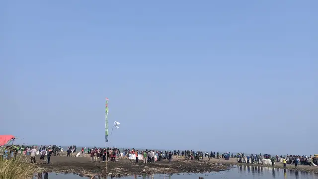 Ribuan orang dalam aksi bersih-beraih Pantai Cibutun Pesisir Loji, Kabupaten Sukabumi (Liputan6.com/Istimewa)
