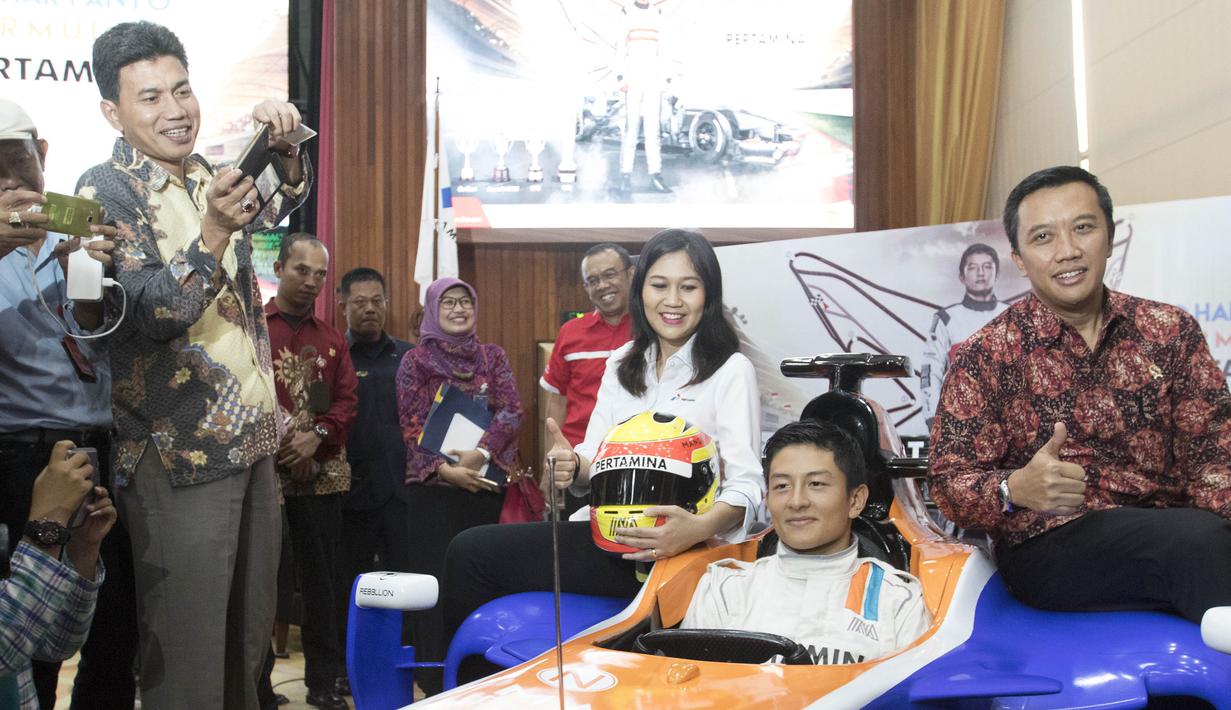 Bersama mobil replika Manor Racing, Rio Haryanto berpose bersama Menpora, Imam Nahrawi. (Bola.com/Vitalis Yogi Trisna)