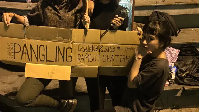 Wanita-wanita Cantik di Bandung Buka Jasa Pangkas Keliling, Cukup Bayar Seikhlasnya