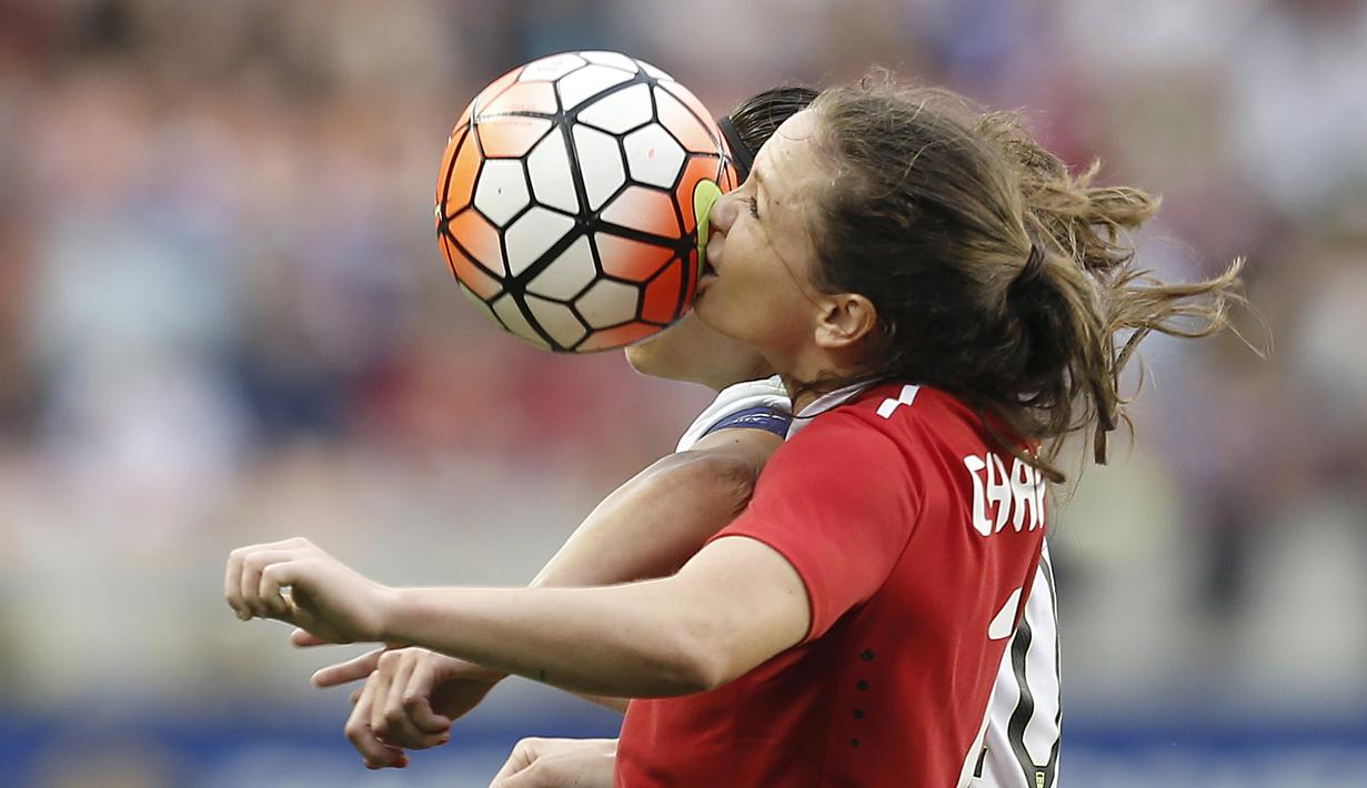 Pemain Kanada, Christine Sinclair, berebut bola dengan pemain AS, Carli Lloyd, dalam turnamen sepak bola wanita Concacaf di Stadion BBVA Compass, (21/2/2016). (AFP/Thomas B. Shea-USA TODAY Sports)