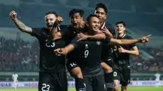 Para pemain Timnas Indonesia merayakan gol ketiga ke gawang Timnas Curacao yang dicetak Dimas Drajad (tengah) dalam laga uji coba FIFA Matchday antara Timnas Indonesia menghadapi Curacao di Stadion Gelora Bandung Lautan Api (GBLA), Bandung, Jawa Barat, Sabtu (24/9/2022) malam WIB. (Bola.com/Bagaskara Lazuardi)