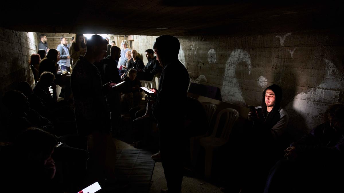 Hindari Serangan Rudal Iran, Warga Israel Kembali Berlindung di Bawah Tanah