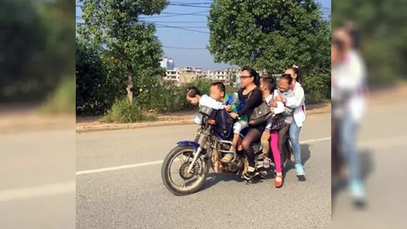 Tujuh Orang dalam Satu Motor, Keluarga Ini Populer di Internet