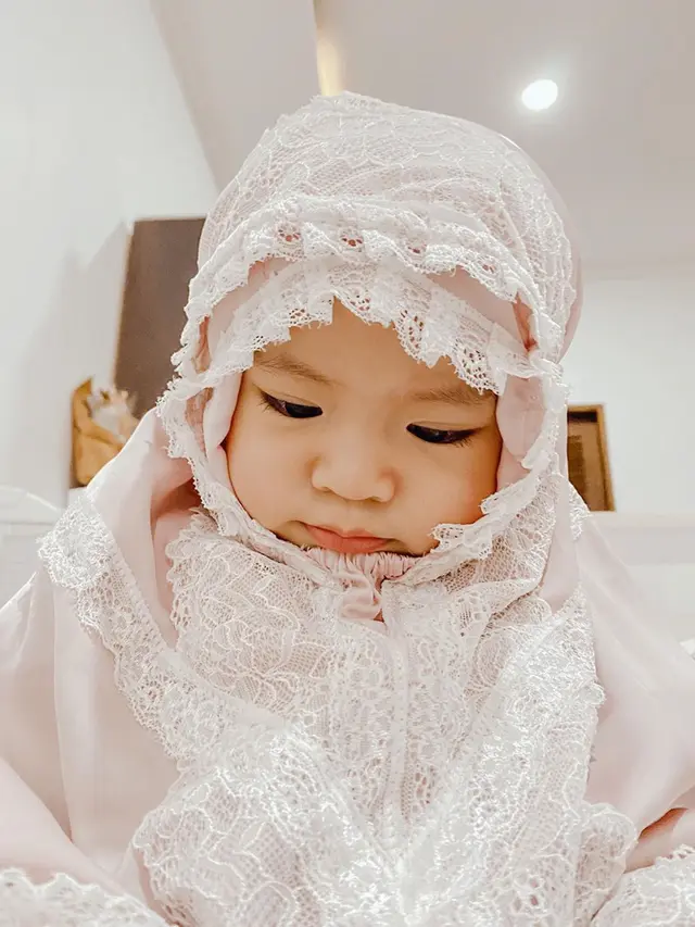 Bikin Gemas, Ini 6 Potret Alinea Putri Raditya Dika Saat Pakai Bandana Hingga Hijab