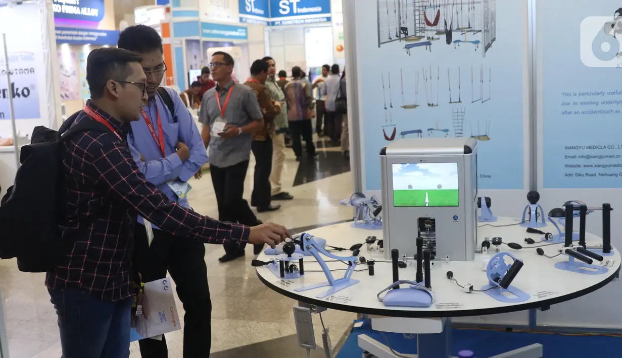 Pengunjung melihat alat kesehatan di Indonesia Hospital Expo 2019, Jakarta, Kamis (24/10/2019). Pameran diikuti 554 perusahaan dari Indonesia, AS, Belanda, China, India, Italia, Jepang, Korsel, Malaysia, Pakistan, Prancis, Singapura, Taiwan, Thailand dan Vietnam. (Liputan6.com/Angga Yuniar)