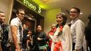 Sosok Annabelle mengantri bersama penonton lain di depan pintu masuk studio, Jakarta, (30/9/14). (Liputan6.com/Gilar Ramdhani)  