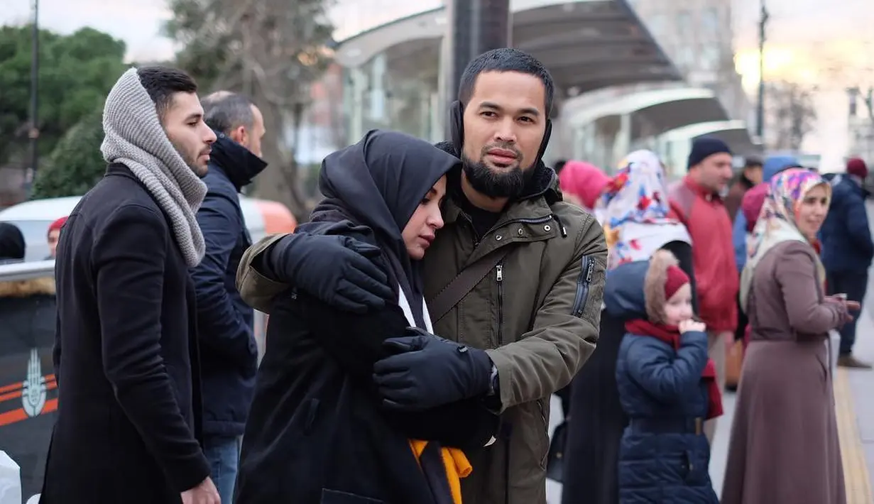 Yang terbaru, pemeran sinetron Cinta Fitri itu mengunggah foto saat sedang mengikat tali sepatu istrinya saat sedang dipinggir jalan umum. (Instagram/teukuwisnu)