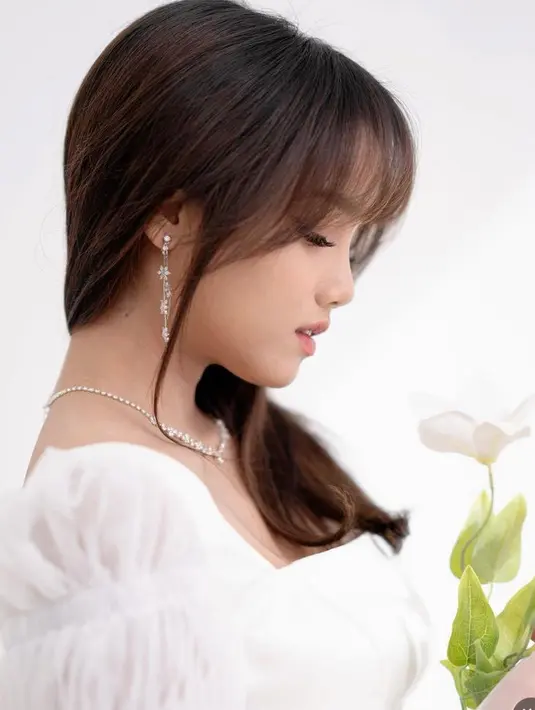 Melengkapi penampilan dengan perhiasan silvernya, mengenakan kalung model airdrop yang serasi dengan kalungnya. [@fuji_an]