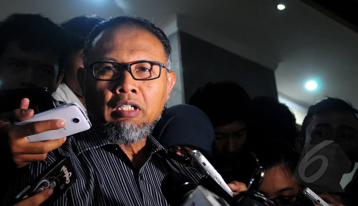 Wakil Ketua KPK nonaktif Bambang Widjojanto memberi keterangan saat memenuhi panggilan penyidik Bareskrim Polri, Jakarta, Rabu (11/3/2015). BW diperiksa sebagai saksi tersangka ZA dalam sengketa Pilkada Kotawaringin Barat 2010. (Liputan6.com/Yoppy Renato)