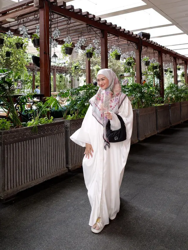 6 Gaya Berhijab Indah Nada Puspita yang Elegan Wajib Ditiru untuk Arisan Ramadan