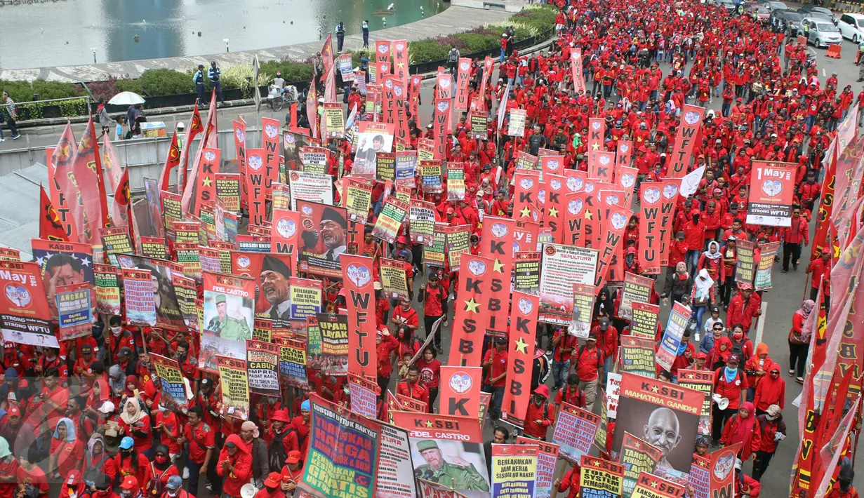 Peserta aksi hari buruh internasional atau May Day memadati kawasan Bundaran Hotel Indonesia (HI), Jakarta, Senin (1/5). Massa buruh dari berbagai daerah itu akan menyuarakan tuntutan mereka di depan Istana Presiden. (Liputan6.com/Angga Yuniar)