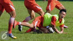 Penyerang Persija, Sutanto Tan terjatuh saat latihan di Yon Zikon 14 Jakarta, Jumat (6/5/2016). Persija akan melakoni laga lanjutan Torabika Soccer Championship presented by IM3 Ooredoo melawanSemen Padang, Minggu (8/5). (Liputan6.com/Helmi Fithriansyah)