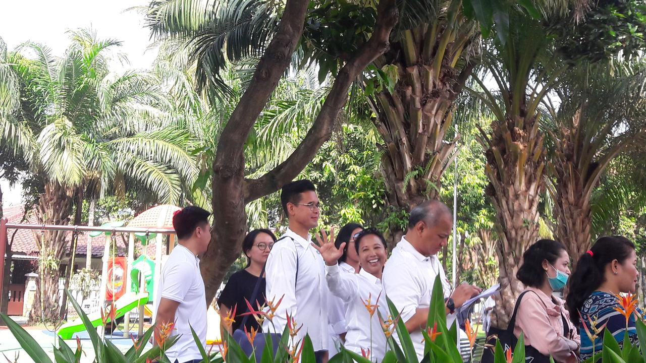 Menteri BUMN Rini Soemarno tiba di Tempat pemungutan suara (TPS) 11 Komplek Taman Patra, Jakarta Selatan.