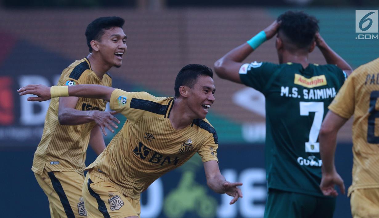 Pemain Bhayangkara FC, Alsan Sanda (kedua kiri) merayakan golnya ke gawang Persebaya pada lanjutan Go-Jek Liga 1 Indonesia bersama Bukalapak di Lapangan PTIK, Jakarta, Rabu (11/7). Laga berakhir imbang. (Liputan6.com/Helmi Fthriansyah)