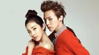 G-Dragon dan Sandara Park bersama-sama menjadi model iklan produk kosmetik.