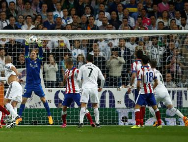 Menjamu Atletico Madrid di Santiago Bernabeu dalam leg kedua perempatfinal Liga Champions, Kamis (23/4/2015) dini hari WIB, Real Madrid mendapatkan perlawanan sengit. Bahkan, mereka harus puas bermain imbang 0-0 di babak pertama. (AP Photo/Andres Kudacki)