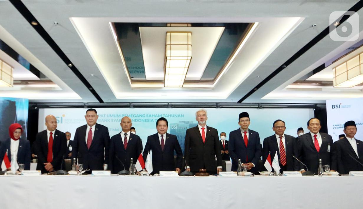 Jajaran Direksi dan Komisaris BSI foto bersama pada Rapat Umum Pemegang Saham Tahunan (RUPST) PT Bank Syariah Indonesia Tbk di Jakarta (27/05/2022). Pemegang saham BSI menyetujui perubahan anggaran dasar perseroan, yakni terkait langkah pemerintah untuk memasukkan saham Seri A Dwiwarna ke BSI. (Liputan6.com/HO/BSI)