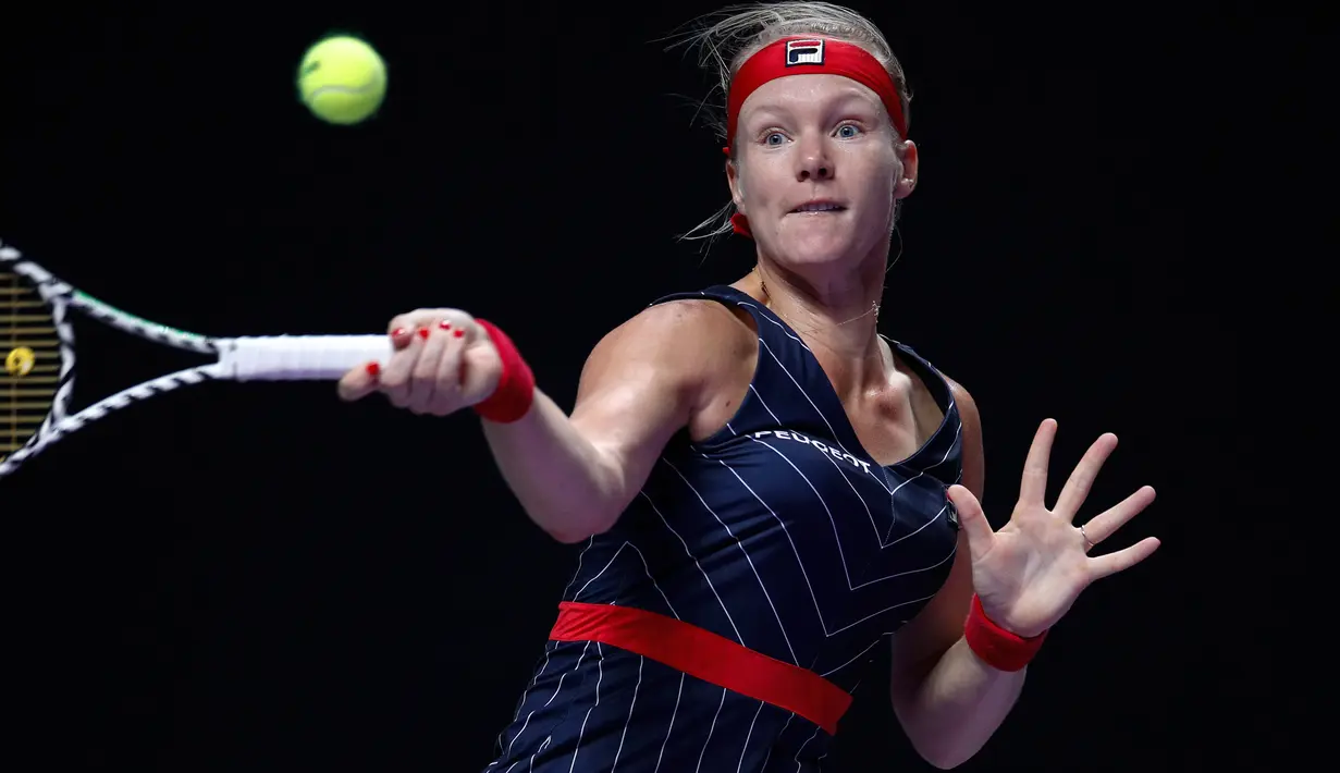 Petenis Belanda, Kiki Bertens berusaha mengembalikan bola ke arah petenis Australia, Ashleigh Barty pada turnamen WTA Finals 2019 di Shenzhen, China, Selasa (29/10/2019). Bertens secara mengejutkan mengalahkan petenis peringkat satu dunia dengan 3-6, 6-3, 6-4 dalam waktu 2 jam 9 menit (AP/Andy Wong)