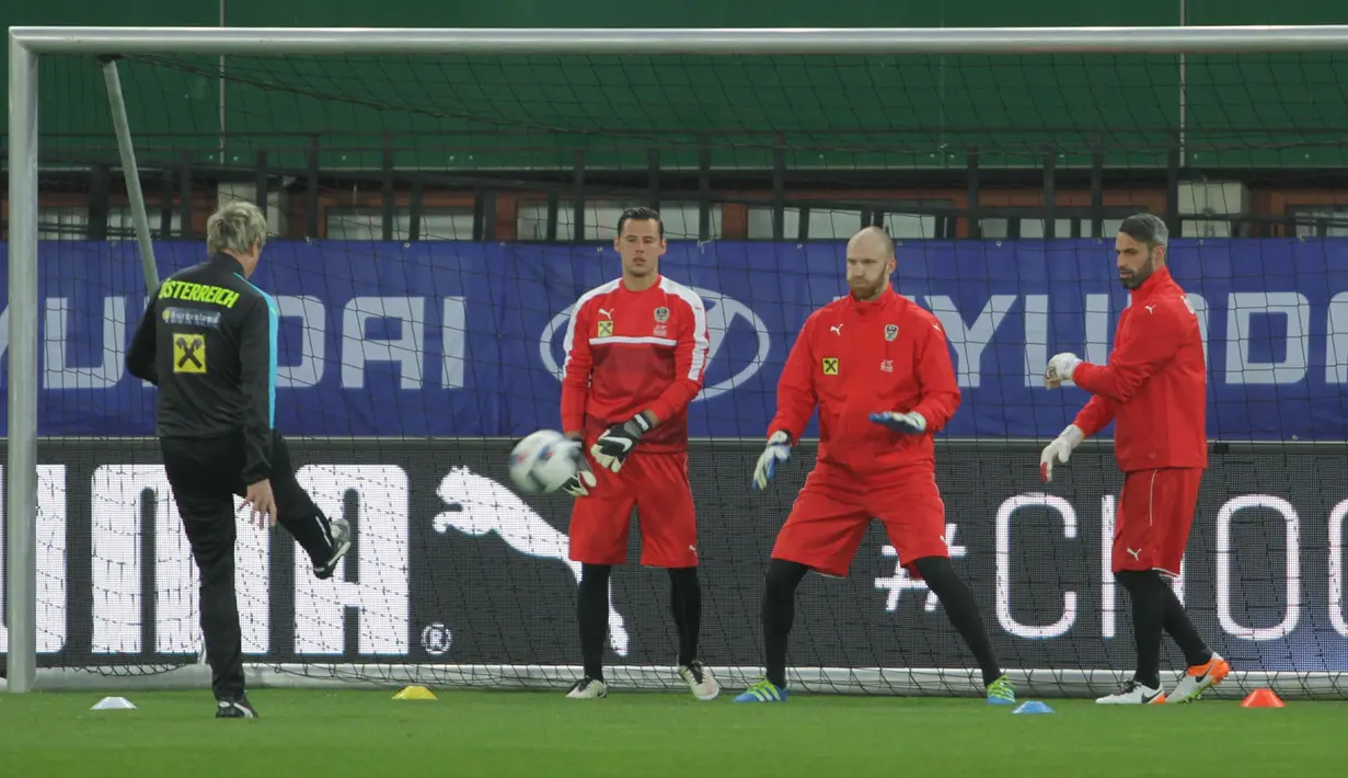 Trio penjaga gawang Timnas Austria diasah kemampuannya jelang laga menjamu Albania di Stadion Ernst Happel, Wina, Austria, Minggu (27/3/2016) dini hari WIB. (Bola.com/Reza Khomaini)