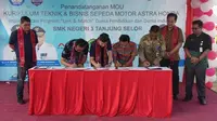 Penandatanganan Nota Kesepahaman (MoU) penerapan Kurikulum Teknik dan Bisnis Sepeda Motor (TBSM) Astra Honda antara AHM dengan SMKN 3 Tanjung Selor, Kalimantan Utara. (Septian/Liputan6.com)