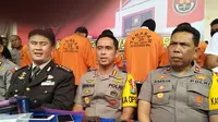 Polisi rilis para pelaku kasus perjokian tes CPNS lingkup Kemenkumham di Makassar (Liputan6.com/ Eka Hakim)