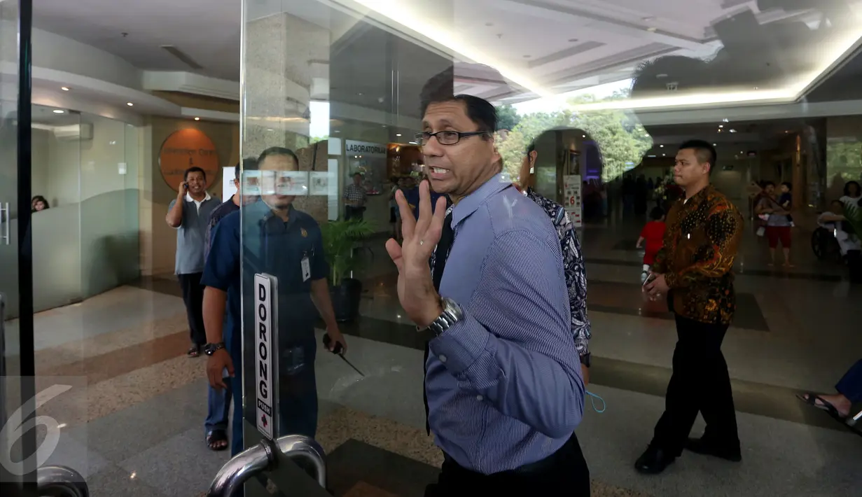 Wakil Ketua KPK Laode Muhammad Syarif usai menjenguk penyidik KPK, Novel Baswedan di Rumah Sakit Mitra Keluarga Kelapa Gading, Jakarta Utara, Selasa (11/4). (Liputan6.com/Johan Tallo)