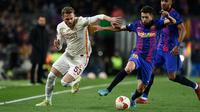 Penyerang Galatasaray, Baris Yilmaz (kiri) berebut bola dengan bek Barcelona, Jordi Alba selama pertandingan leg pertama babak 16 besar Liga Europa di stadion Camp Nou di Barcelona (11/3/2022). Barcelona bermain imbang atas Galatasaray 0-0. (AFP/Lluis Gene)
