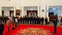 Presiden Jokowi menganugerahkan gelar pahlawan nasional kepada sejumlah pahlawan dari beberapa daerah. (Merdeka.com/Titin Supriatin)