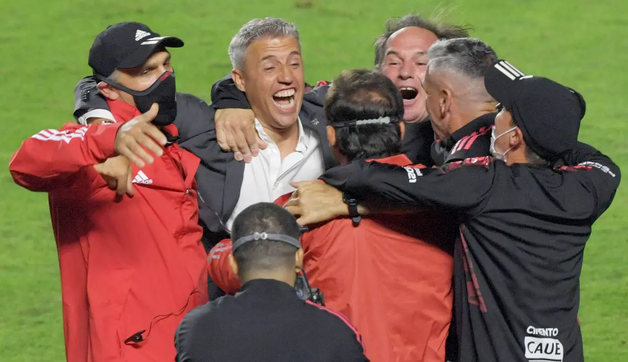 Hernan Crespo - Sempat tak terdengar lagi namanya, mantan bomber Inter Milan ini, muncul ke publik setelah berhasil membawa tim kasta kedua liga Argentina, Defensa y Justicia memenangkan gelar juara Copa Sudamericana 2019/2020. (Foto/AFP/Nelson Almeida)