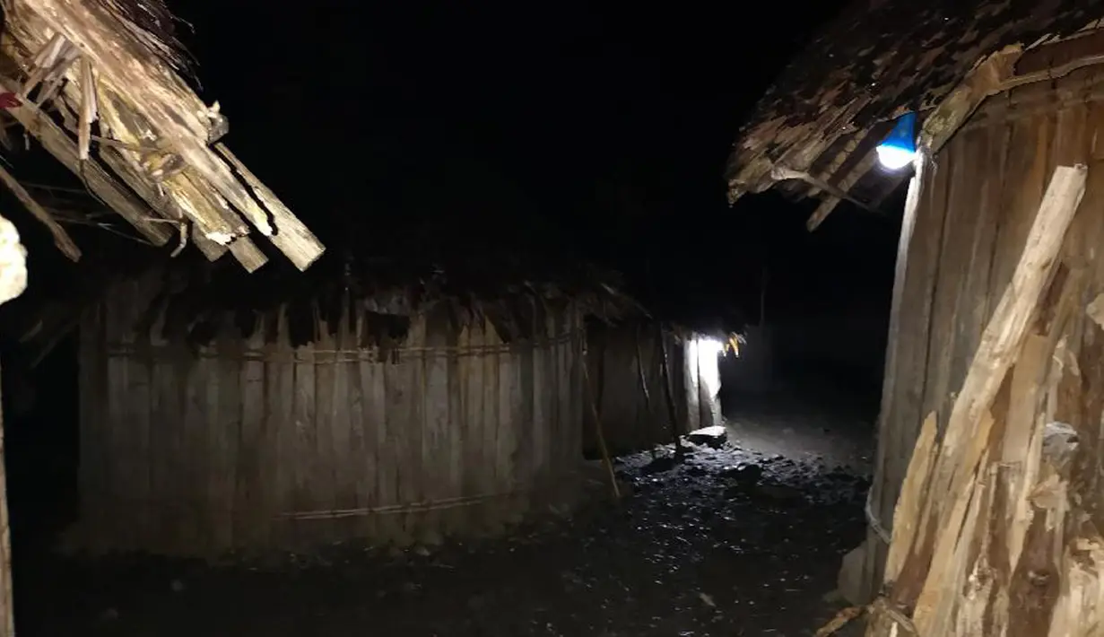 Rumah tradisional Papua atau honai terpasangi Lampu Tenaga Surya Hemat Energi (LTSHE) di Distrik Puldama, Kabupaten Yahukimo, Provinsi Papua. Pada nyala medium, lampu bisa bertahan dua hari sekali charge. (Liputan6.com/HO/Hadi M Juraid)