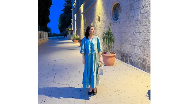 6 Gaya Shandy Aulia Pakai Blus Brokat Warna Biru Mint saat Kunjungi Masjid Al-Aqsa