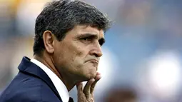 Tottenham manager Juande Ramos watches his team warm up before its match against Portsmouth during a Barclays Premier League football game at Fratton Park in Portsmouth on September 28, 2008. AFP PHOTO/IAN KINGTON