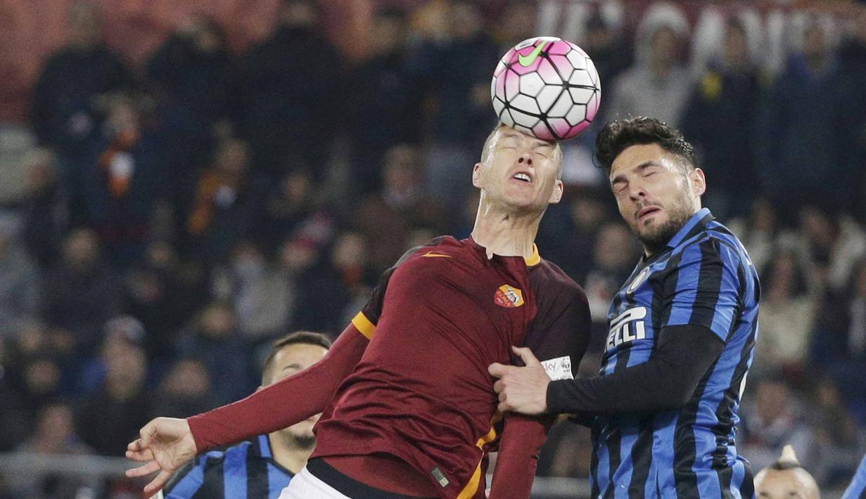 Pemain Roma, Edin Dzeko (kiri) berduel dengan pemain Inter Milan, Danilo D'Ambrosio pada lanjutan Serie A, di Stadion Olimpico, Sabtu atau Minggu (20/3/2016) dini hari WIB. (REUTERS/Max Rossi)