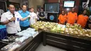 Kepala Badan Narkotika Nasional (BNN) Komjen Pol Budi Waseso (kiri) memberi keterangan saat menunjukkan barang bukti serta tersangka kasus penyelundupan narkotika di Jakarta, Rabu (27/9). (Liputan6.com/Immanuel Antonius)