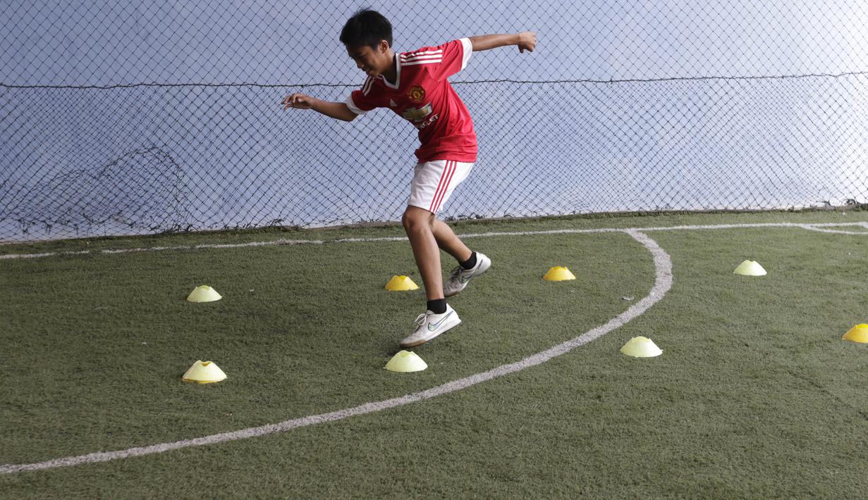 Jelang keberangkatannya ke MU, Ibrahim Zikri terus melatih mental dan fisiknya agar semakin berkembang. (Bola.com/Vitalis Yogi Trisna)