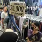 Calon pembeli memadati pusat thrifting atau pakaian impor bekas di Pasar Senen, Jakarta, Kamis (20/4/2023). (merdeka.com/Iqbal S. Nugroho)
