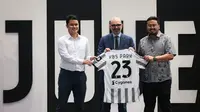 Manajer Direktur Juventus APAC, Federico Palomba (tengah) berfoto bersama saat membuka launching Juventus Academy Bali ketika Juventus Village yang berlangsung di Lippo Mall Kemang, Jakarta Selatan, Sabtu (28/01/2023). (Bola.com/Bagaskara Lazuardi)