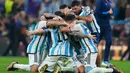 Para pemain Argentina merayakan kemenangan atas Prancis pada pertandingan sepak bola final Piala Dunia 2022 di Stadion Lusail, Lusail, Qatar, 18 Desember 2022. Bermain imbang 3-3 selama 120 menit, Prancis akhirnya tumbang 2-4 dari Argentina dalam drama adu penalti. (AP Photo/Natacha Pisarenko)