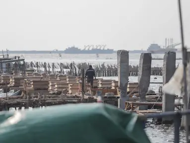 Pekerja menyelesaikan pondasi dermaga di Muara Angke, Jakarta Utara, Rabu (3/7/2019). Pemprov DKI Jakarta membangun dermaga dengan panjang mencapai 300 meter dengan lebar sekitar tujuh meter dilengkapi dengan jembatan penghubung serta pemecah ombak sepanjang 480 meter. (Liputan6.com/Faizal Fanani)