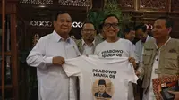 Ketua Umum Partai Gerindra Prabowo Subianto dan Prabowo Mania 08 (foto: Tim Media Prabowo Subianto)