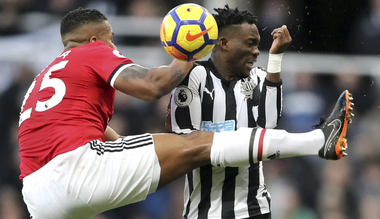 Antonio Valencia (kiri) menghalau bola dari kejaran pemain Newcastle United, Christian Atsu pada lanjutan Premier League di St James' Park, Newcastle, (11/2/2018). Necastle menang 1-0 atas Manchester United. (Owen Humphreys/PA via AP)