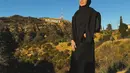 Saat di Amerika, Ratna Galih juga berfoto di depan Hollywood sign dengan tampilan serba hitam. Dari kerudung pashmina dipadukan hoodie dan skirt panjangnya.  [@ratnagalih]