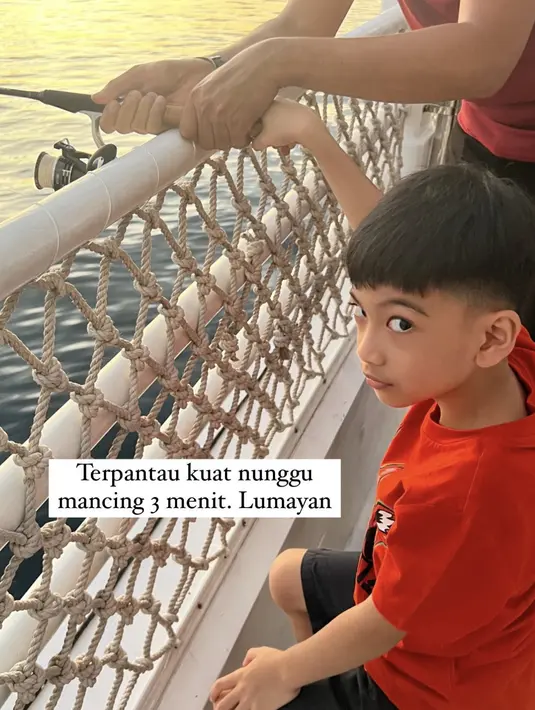 Jan Ethes pun terlihat asik menikmati kegiatan memancing dari kapal. Kata netizen ini yang disebut kerja sambil liburan. [Foto: Instagram @erinagudono]