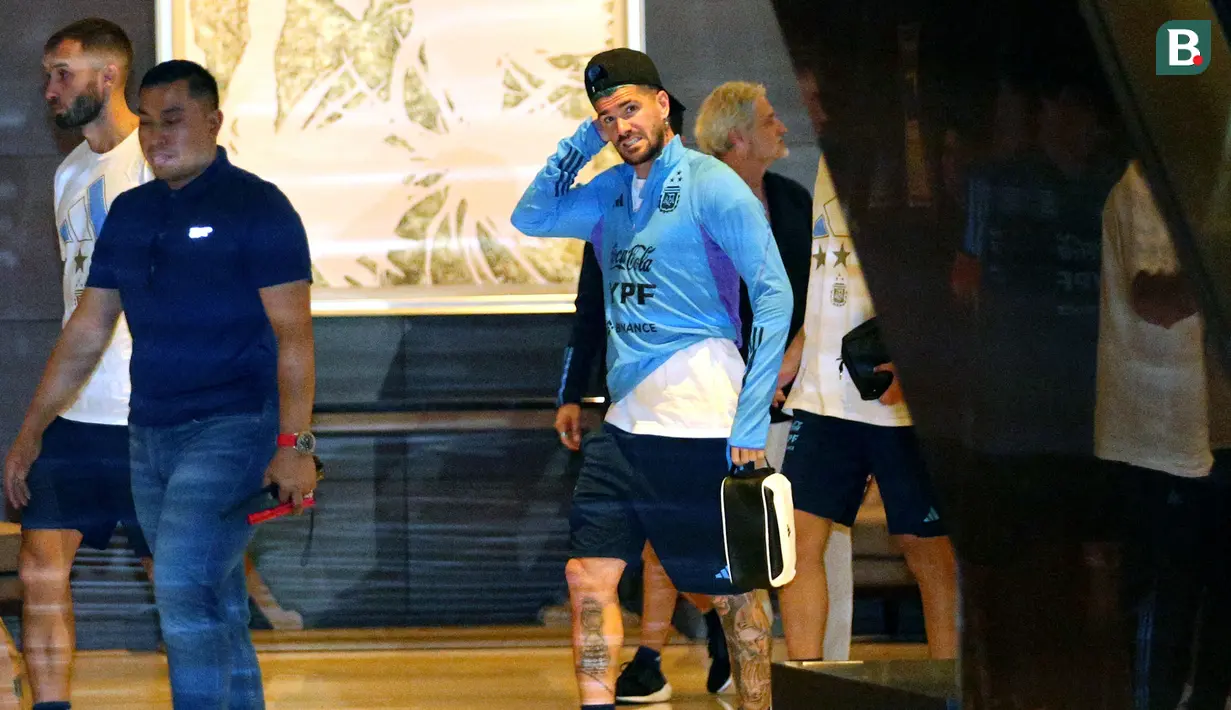 Pemain Timnas Argentina, Rodrigo De Paul (tengah), saat tiba di hotel setelah menjalani latihan di Stadion Utama Gelora Bung Karno, Jakarta, Sabtu (17/6/2023). (Bola.com/Bagaskara Lazuardi)