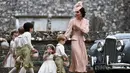 Kate Middleton bersama anak-anak pengiring pengantin menuju lokasi pernikahan sang adik, Pippa Middleton dan James Mathews di Gereja St. Mark, barat London, Sabtu (20/5). Kate Middleton memilih tampil dengan gaun blush pink. (Justin TALLIS/Pool/AFP)
