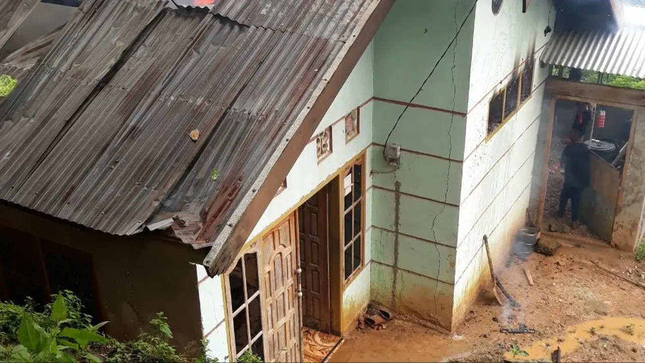 Rumah dibakar