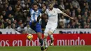 Pemain Real Madrid, Karim Benzema (kanan) berebut bola dengan pemain Malaga, Paul Baysse pada lanjutan La Liga Santander di Santiago Bernabeu stadium, Madrid, (25/11/2017). Madrid menang 3-2. (AP/Francisco Seco)