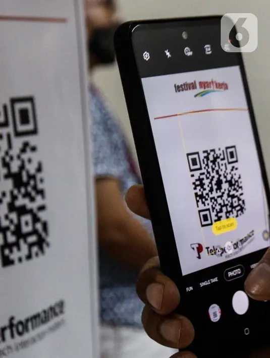 Pencari kerja menscan kode QR untuk mencari tahu lowongan yang  tersedia pada acara "Jakarta Job Fair" di Ratu Plaza, Jakarta, Senin (6/12/2021). Jakarta Job Fair tersebut di lima wilayah kota adminitrasi di Provinsi DKI Jakarta dari 6 hingga 14 Desember 2021. (Liputan6.com/Johan Tallo)